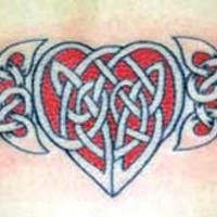 Tatuaje corazón celta en rojo y negro