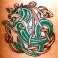 Le tatouage celtique de cheval mangeant sa propre jambe