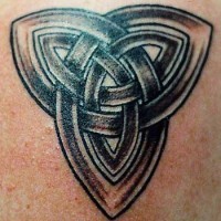 Tatuaje de la trinidad clasica celta