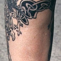 Tatuaje del estampado celta en la pierna