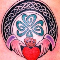Farbiges Tattoo von Klee mit Claddagh Ring