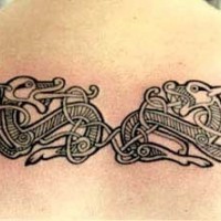 Tatuaje en negro de dos químeras en estilo celta