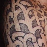 Tatuaje estampado celta en el hombro