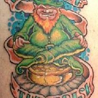 Tattoo mit grünem Leprechaun und Inschrift 