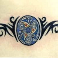 Tribal keltische Dreiheit Maßwerk Tattoo