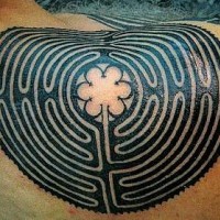 Tatuaje círculo de laberinto celta