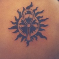 Sol rojo con ankh tatuje en la espalda