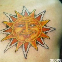 Sol riéndose tatuaje en color