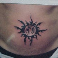 Sol estilo tribal tatuaje en el ombligo