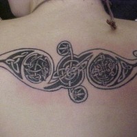 Tatuaje en la espalda de fractales celta