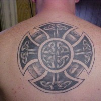 Un gros tatouage de croix celtique sue le dos