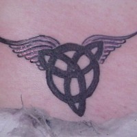 Tatuaje del símbolo celta de la trinidad con alas