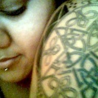 ragazza celtico pentagramma tatuaggio