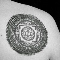 Tatuaje del modelo cualitativo celta en el hombro