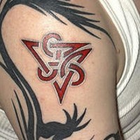 Tatuaje en tinta roja del tribal céltico del símbolo de la trinidad