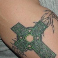 Tatuaje brazalete de cruz verde en estilo céltico