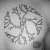Tatuaje de árbol del mundo en crecimiento en el pecho