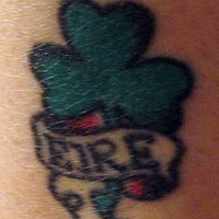 Irishes Tattoo mit gälischer Schrift