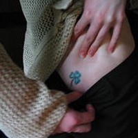 Tattoo von kleinem grünem Klee