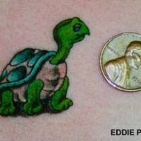 Piccola tartaruga verde tatuata