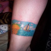 Tatuaje cualitativo de un paisaje con un barco.