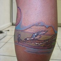 Coyote che corre tatuato intorno della gamba