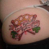 Le tatouage d'inscription bats pour Irlande en couleur