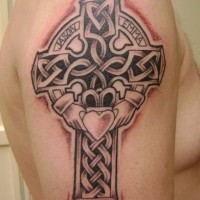 tatuaje de cruz céltica con símbolo del anillo claddagh