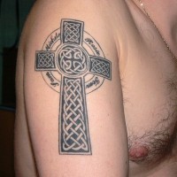 Le tatouage de croix en fer celtique en noir