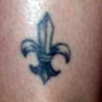 Tatuaje flor de lis en espalda