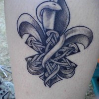 Le tatouage de fleur de lys avec un serpent