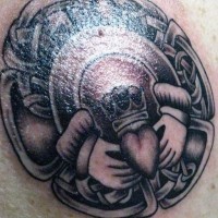 simbolo scudo amicizia tatuaggio