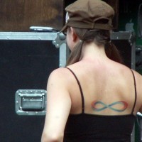 Le tatouage du symbole de l'infini coloré sur le dos