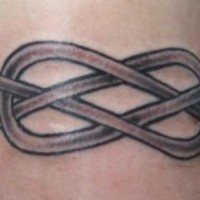 Le tatouage de brassard en forme de nœud interminable