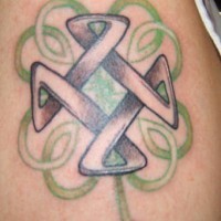 tatuaje de nudo céltico con trébol de cuatro hojas