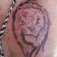 El tatuaje sencillo de la cabeza de un leon en negro