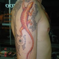 El tatuaje grande de una lagartija de color rojo