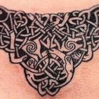 Tatuaje negro de modelo en estilo céltico