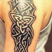 Le tatouage de motif tribal celtique en noir