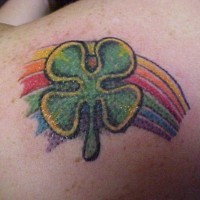 Le tatouage de trèfle à quatre feuilles avec un arc-en-ciel