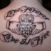 Le tatouage de cœur irlandais avec une locution latine