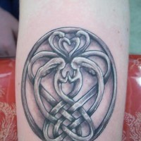 Le tatouage du symbole de l'amitié sur l'avant bras