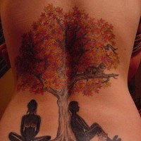 Tatuaggio colorato sulla schiena due persone sotto l'albero grande