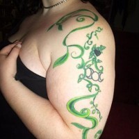 Grüner Rebenbaum Tattoo an der  Schulter und am Arm
