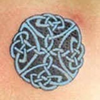Le tatouage d'entrelacs celtique bleu