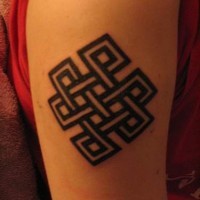 Le tatouage de nœud celtique à l'encre noir