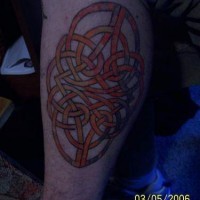 Tatuaje de típica tracería céltica