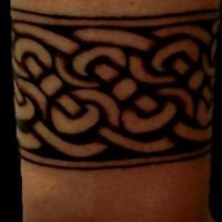 Le tatouage bracelet de poignet en style celtique