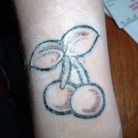 Tatuaje monocroma de cerezas
