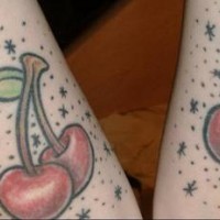 Tatuaje de cerezas en estrellas